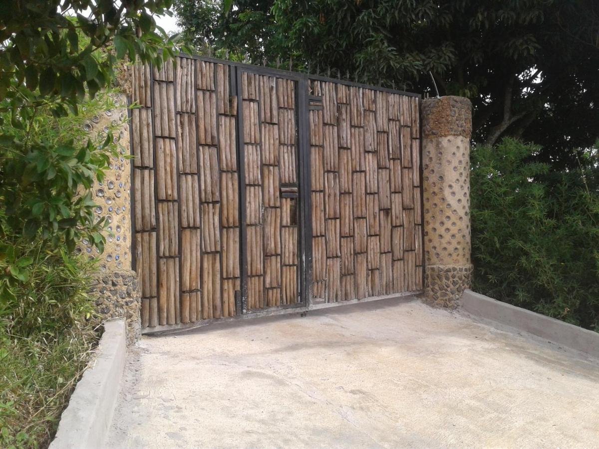 Plastic Bottles House Entebbe Exterior photo