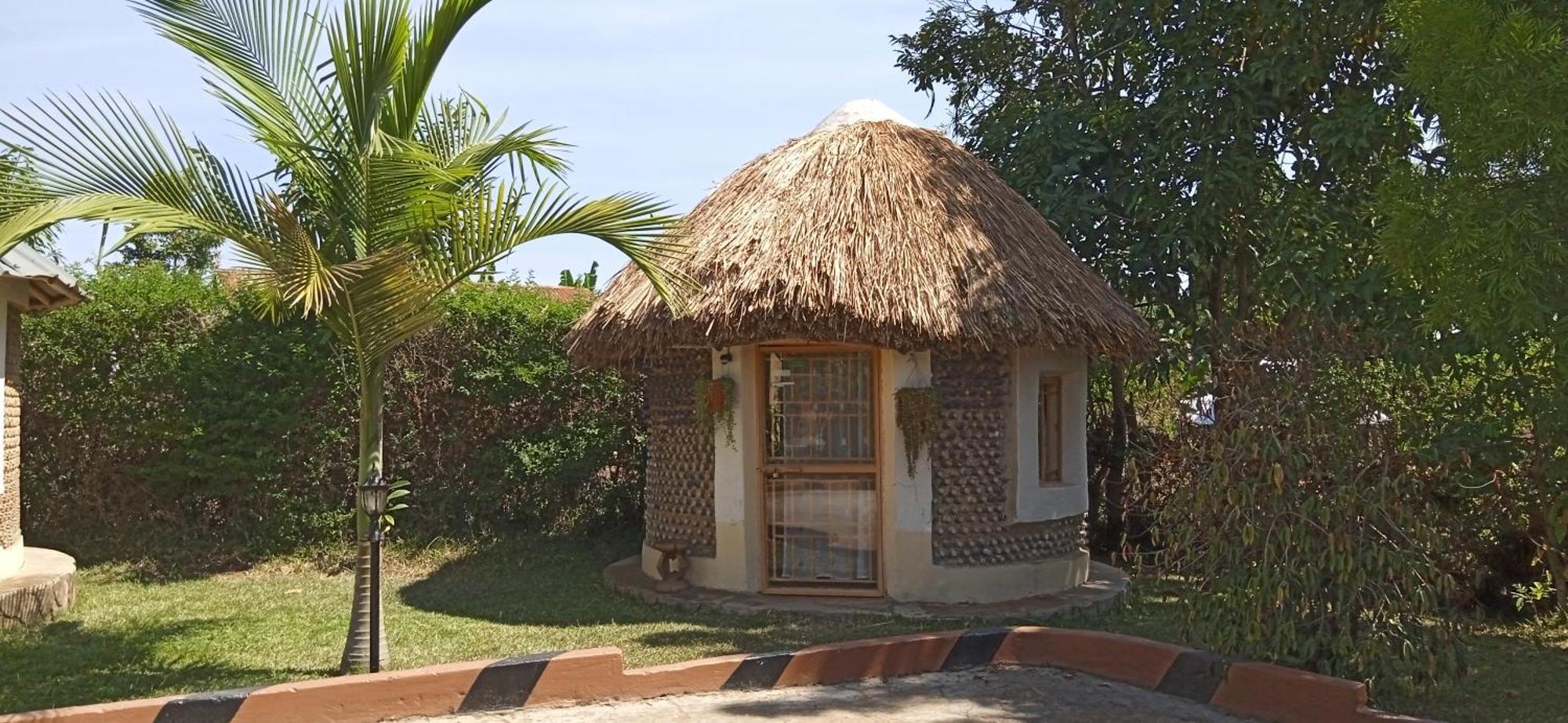 Plastic Bottles House Entebbe Exterior photo