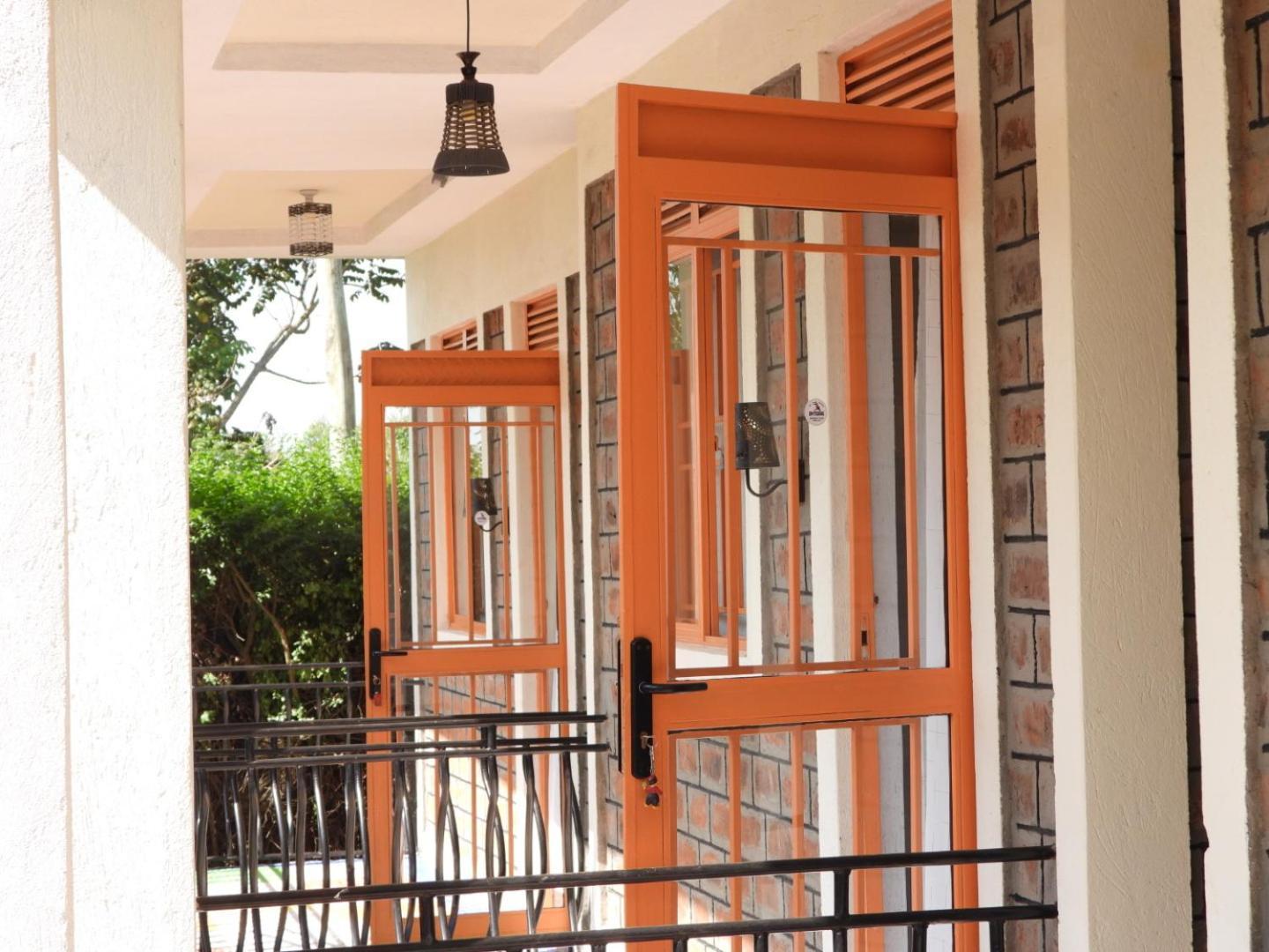 Plastic Bottles House Entebbe Exterior photo