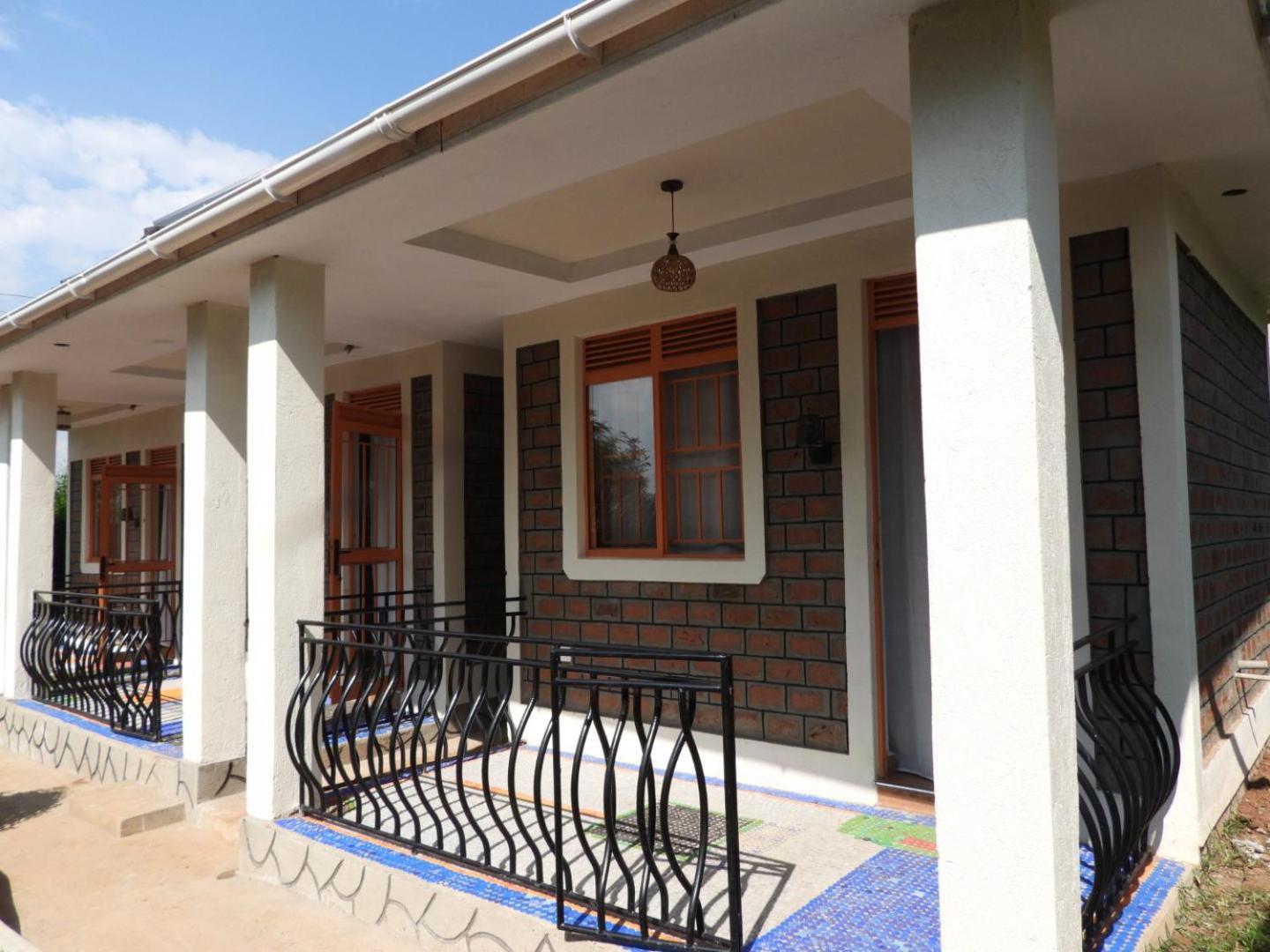 Plastic Bottles House Entebbe Exterior photo