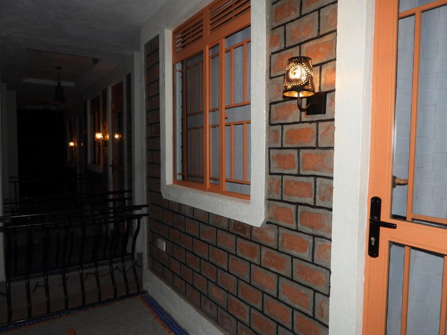 Plastic Bottles House Entebbe Exterior photo